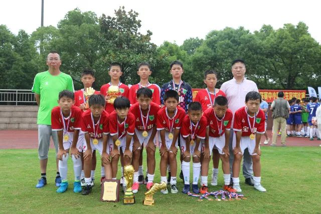 CBA新赛季揭幕，上海男篮以34分优势大胜深圳，争创王朝